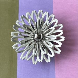 Vintage Sarah Coventry white enamel & silvertone 3D mod flower brooch/pendant